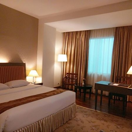 Rocky Plaza Hotel Padang Ngoại thất bức ảnh