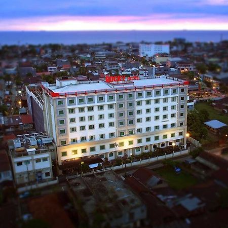 Rocky Plaza Hotel Padang Ngoại thất bức ảnh