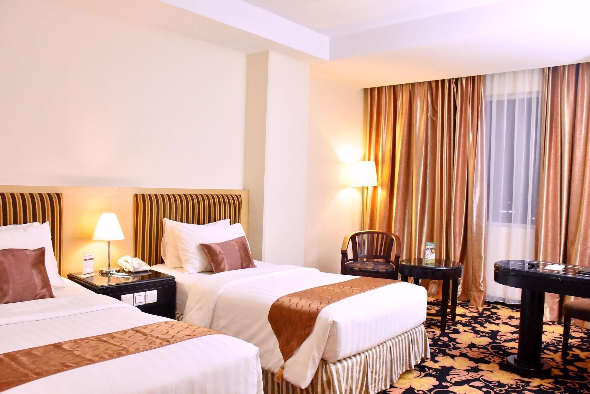 Rocky Plaza Hotel Padang Ngoại thất bức ảnh