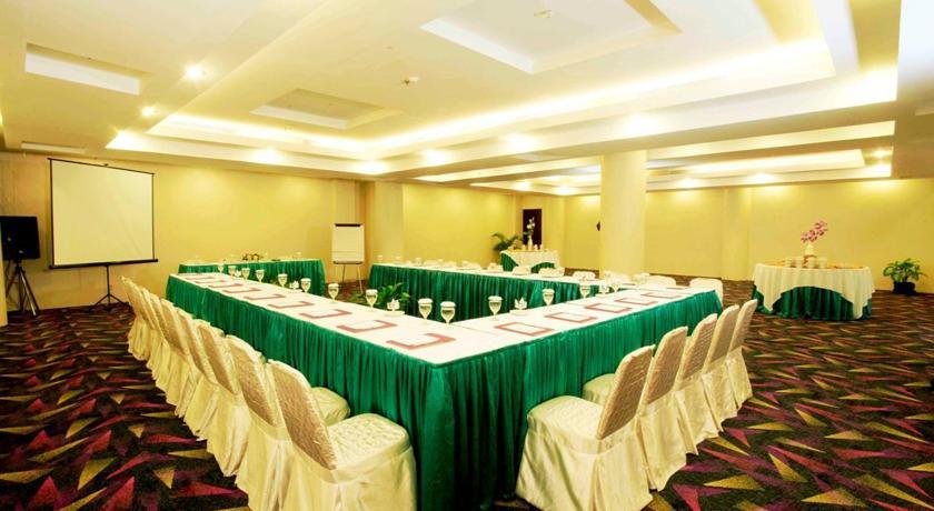 Rocky Plaza Hotel Padang Ngoại thất bức ảnh