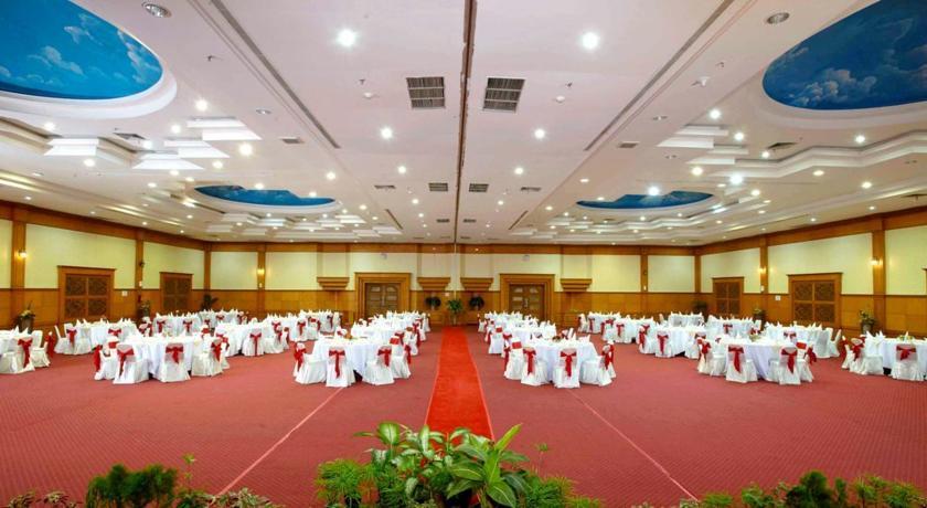 Rocky Plaza Hotel Padang Ngoại thất bức ảnh