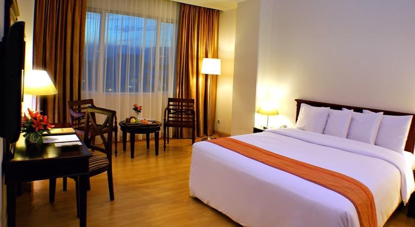 Rocky Plaza Hotel Padang Ngoại thất bức ảnh