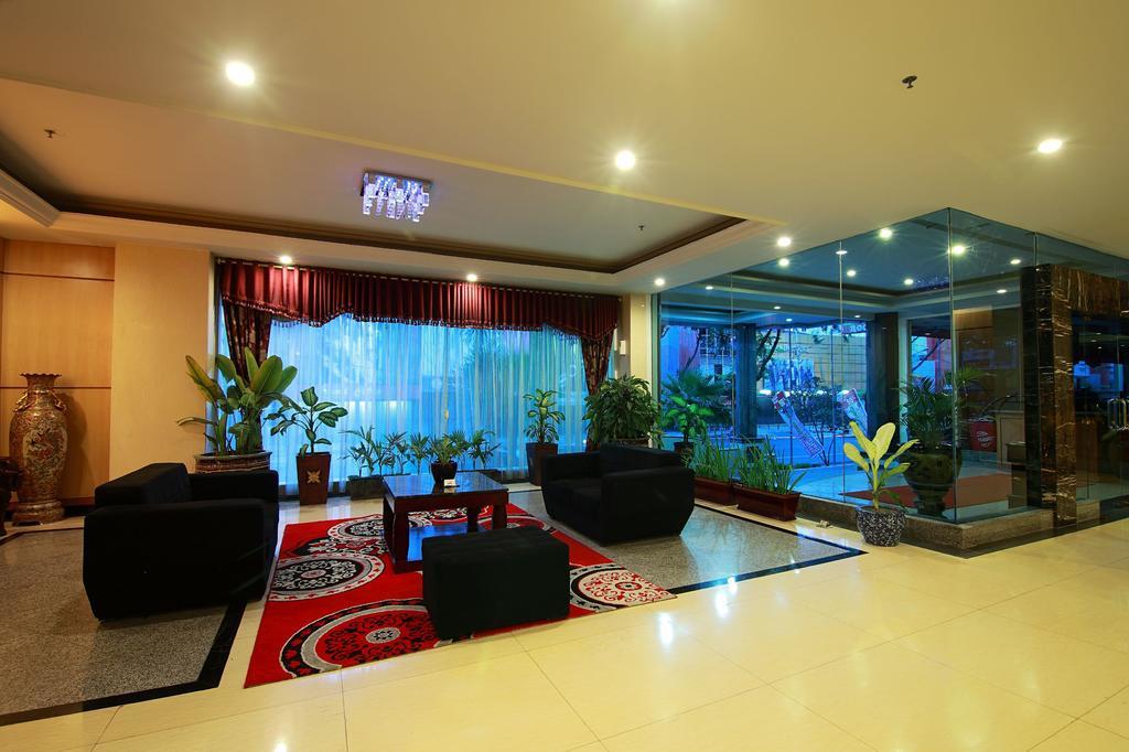 Rocky Plaza Hotel Padang Ngoại thất bức ảnh