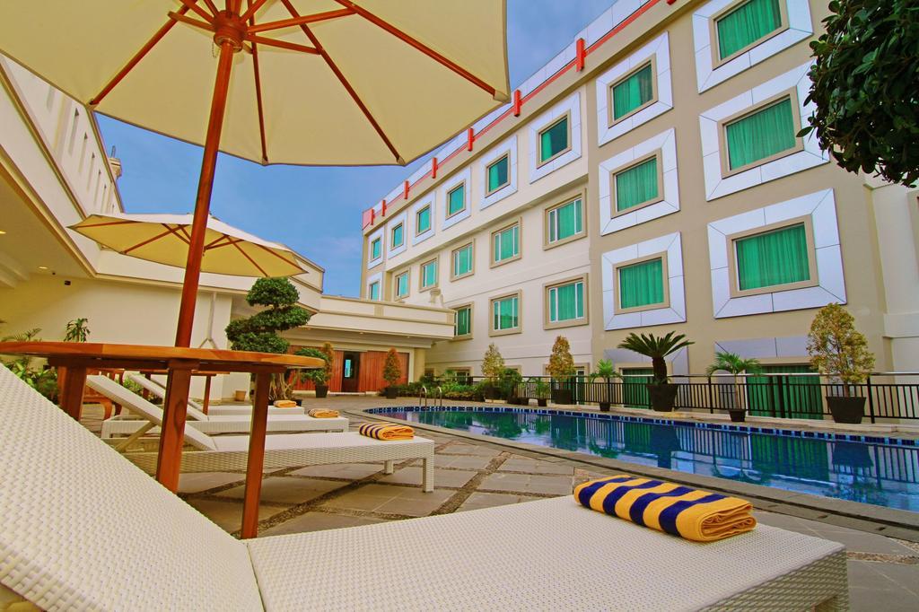 Rocky Plaza Hotel Padang Ngoại thất bức ảnh