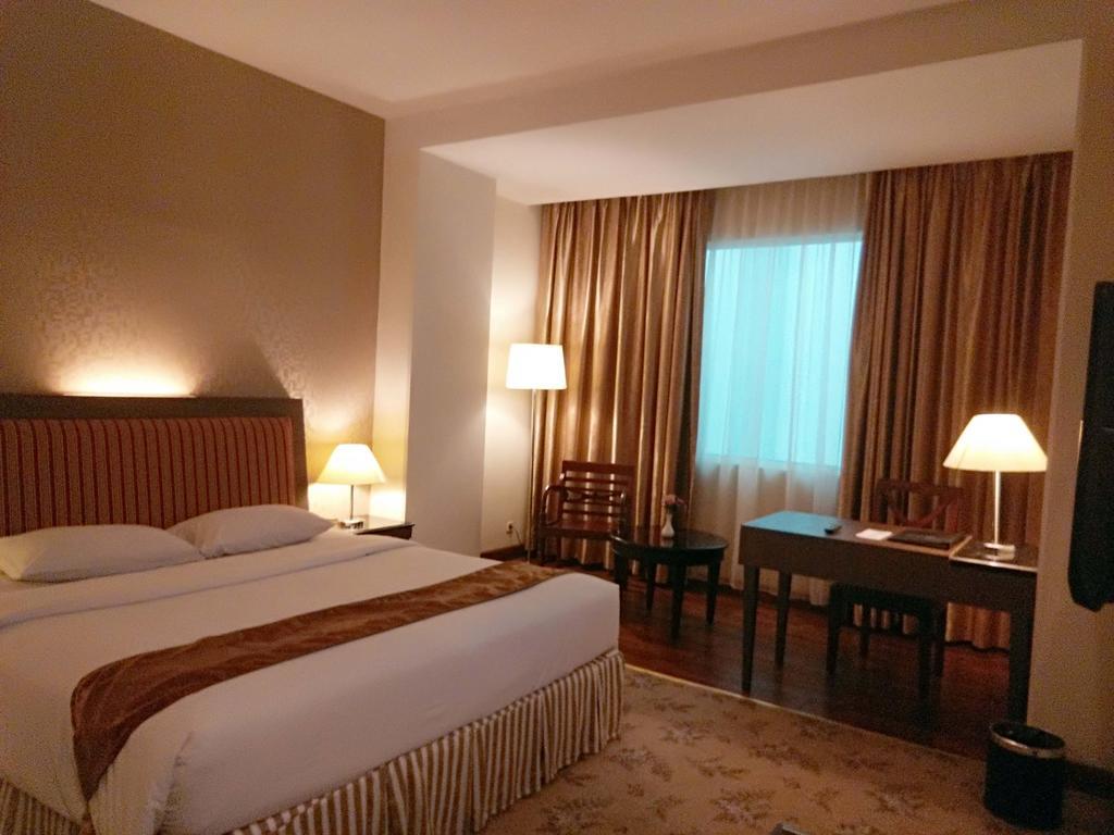 Rocky Plaza Hotel Padang Ngoại thất bức ảnh