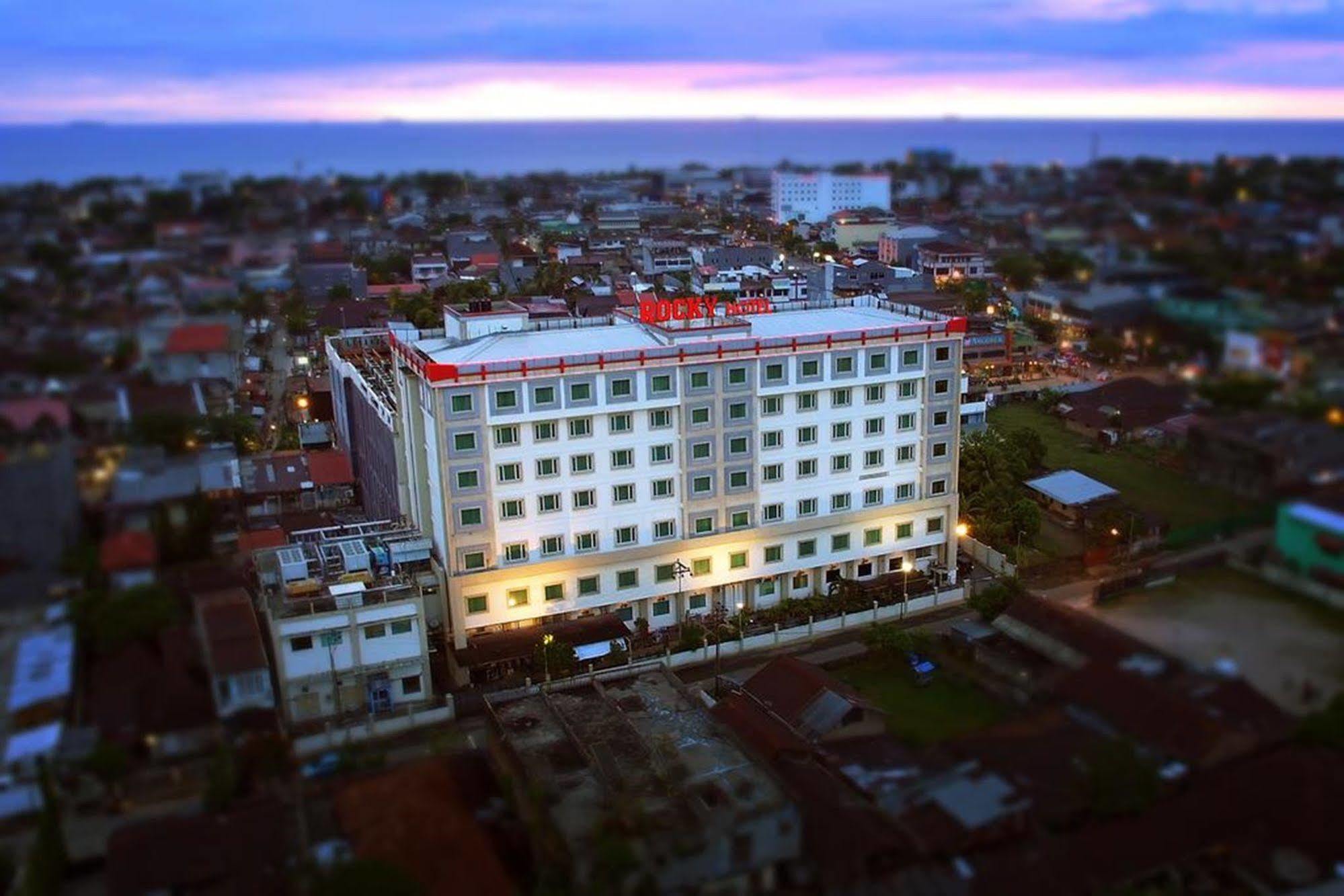 Rocky Plaza Hotel Padang Ngoại thất bức ảnh