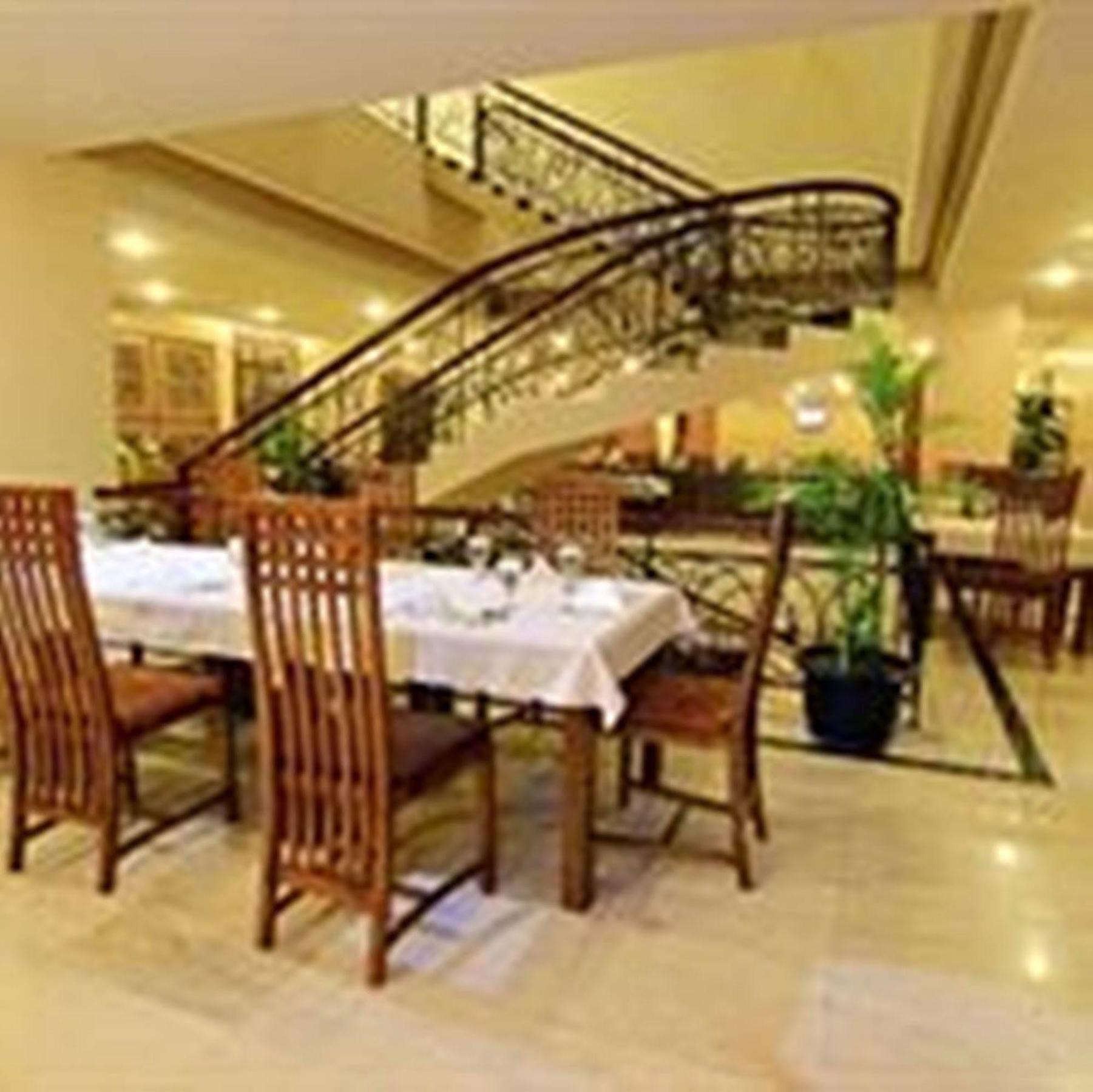 Rocky Plaza Hotel Padang Ngoại thất bức ảnh