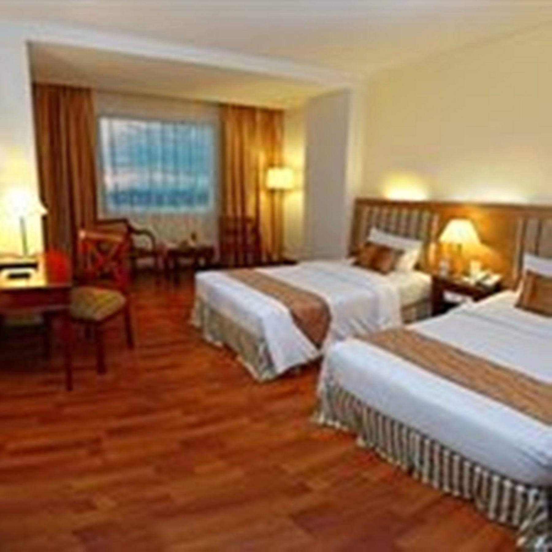 Rocky Plaza Hotel Padang Ngoại thất bức ảnh