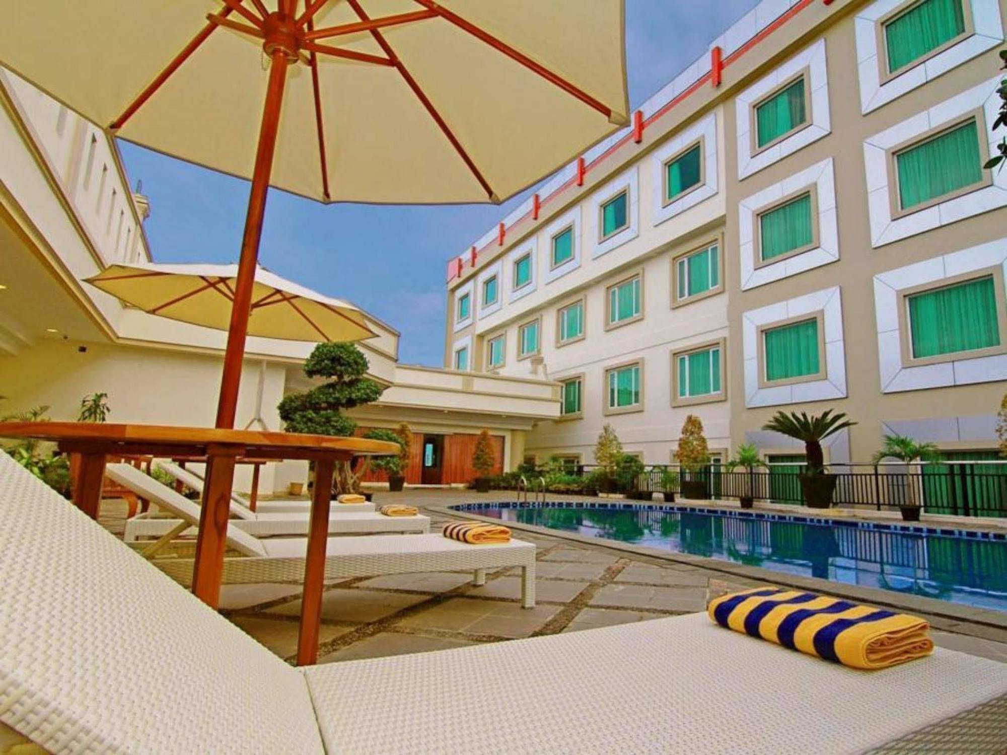 Rocky Plaza Hotel Padang Ngoại thất bức ảnh