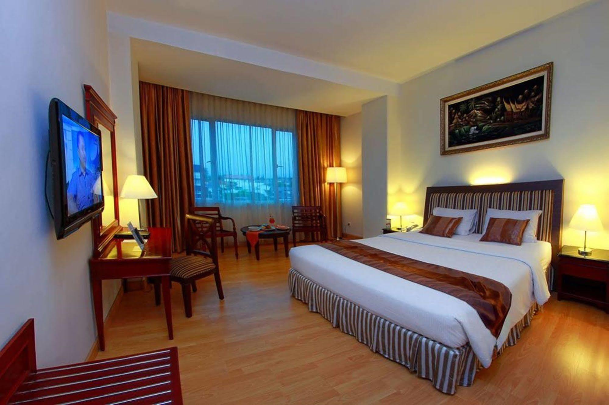 Rocky Plaza Hotel Padang Ngoại thất bức ảnh