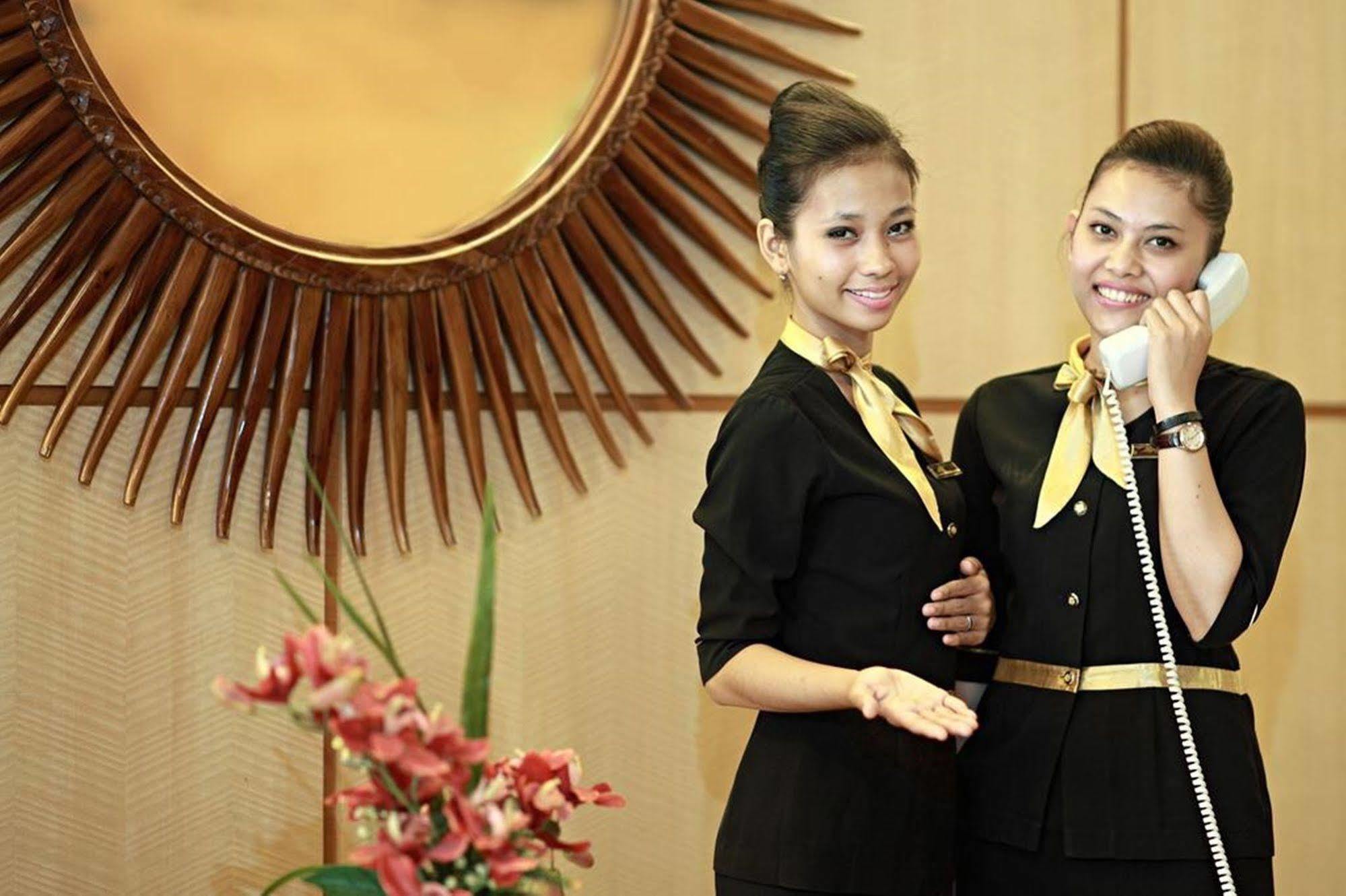 Rocky Plaza Hotel Padang Ngoại thất bức ảnh